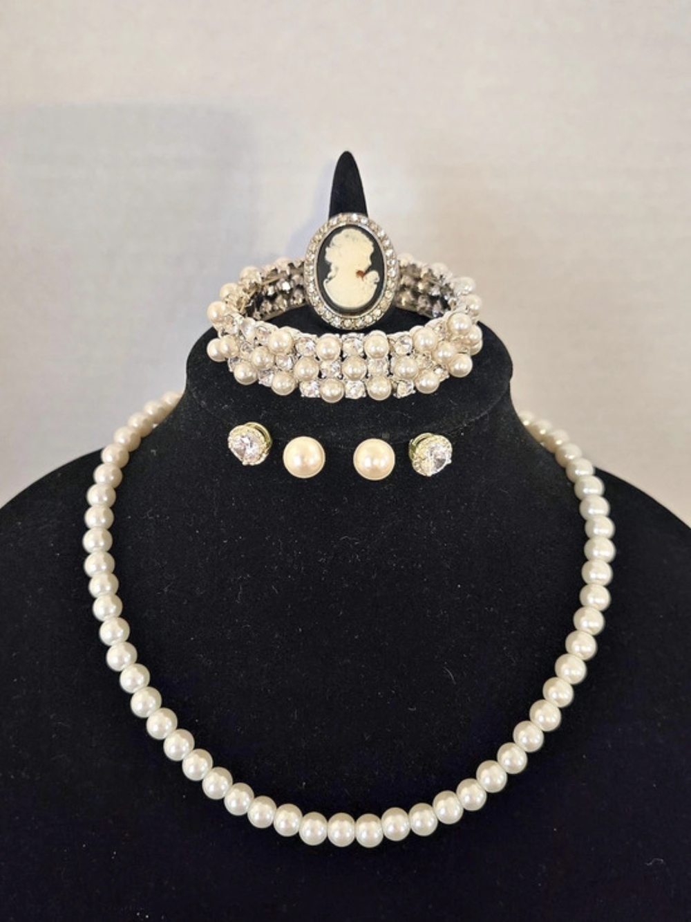 Pearl Jewelry Set with Cameo Ring